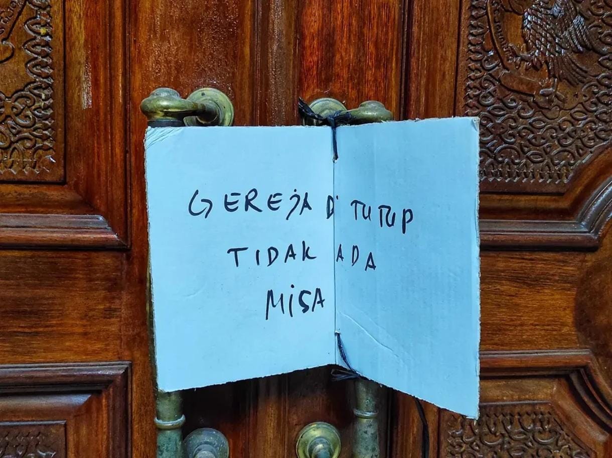 Di Antara Layar dan Altar : Refleksi Dua Puluh Tahun Seorang Pewarta Komsos
